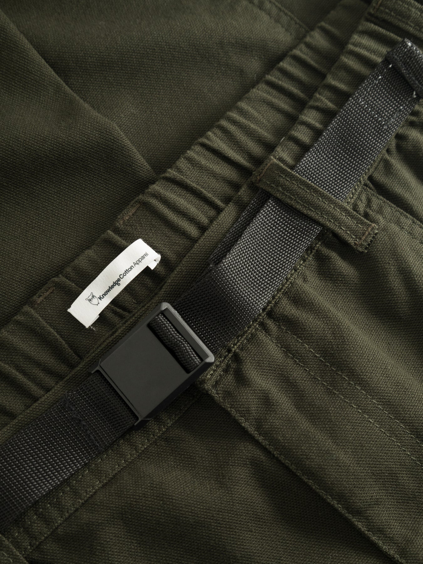 Pantalon cargo en coton bio | Vert forêt "elm carrot canvas belt pants forrest night"