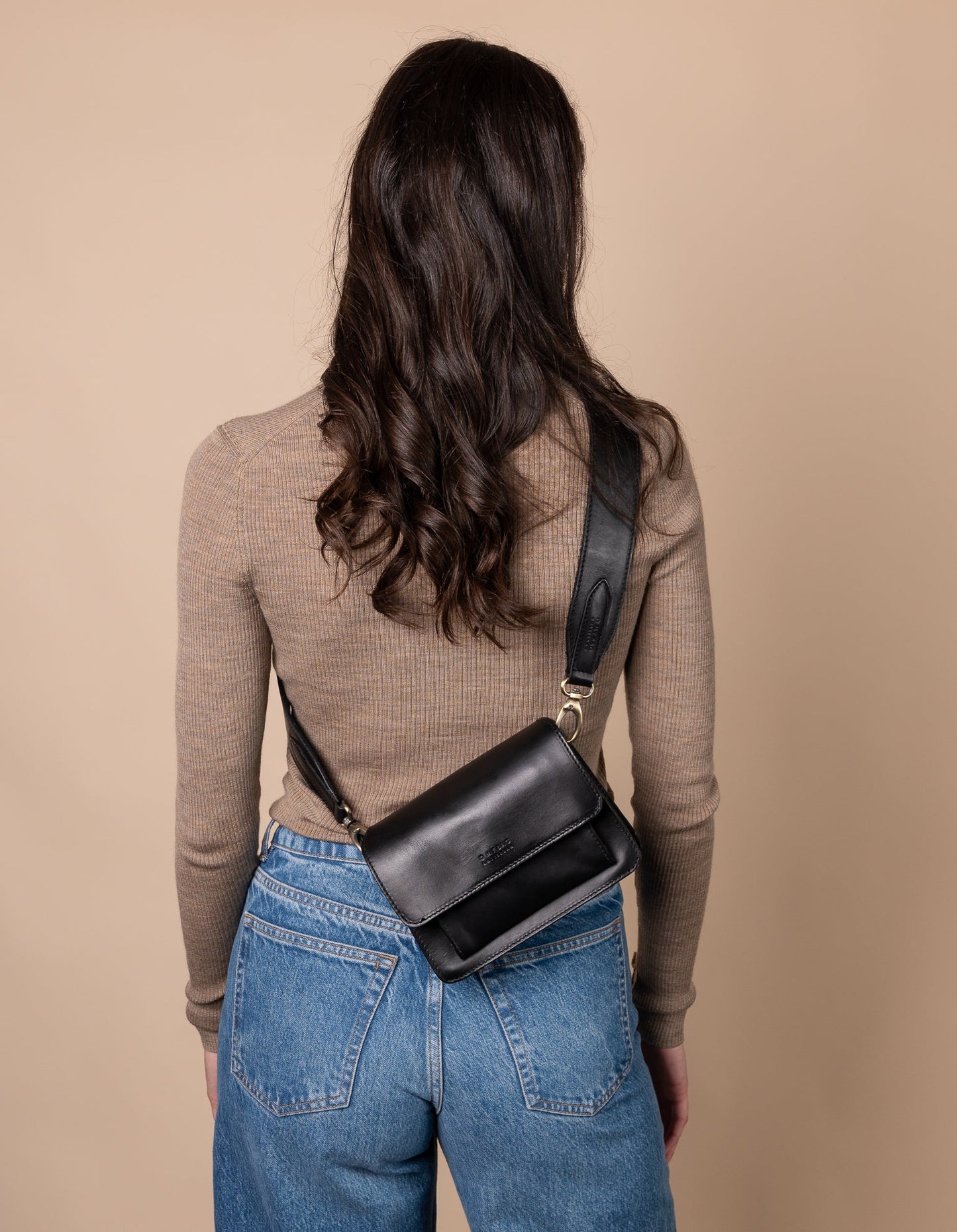 Sac à main bandoulière en cuir certifié | Noir "harper mini black classic leather"