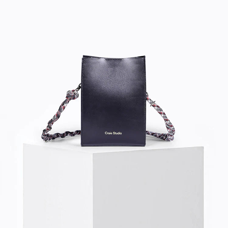 Sac à bandoulière en cuir certifié | noir "essence - noir"