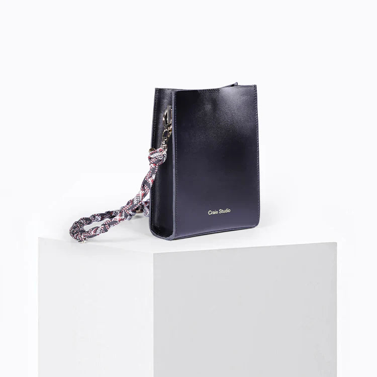 Sac à bandoulière en cuir certifié | noir "essence - noir"