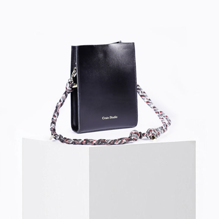Sac à bandoulière en cuir certifié | noir "essence - noir"