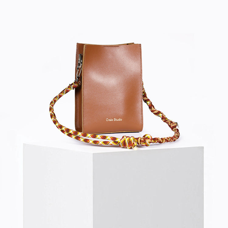 Sac à bandoulière en cuir certifié | beige "essence - tan"