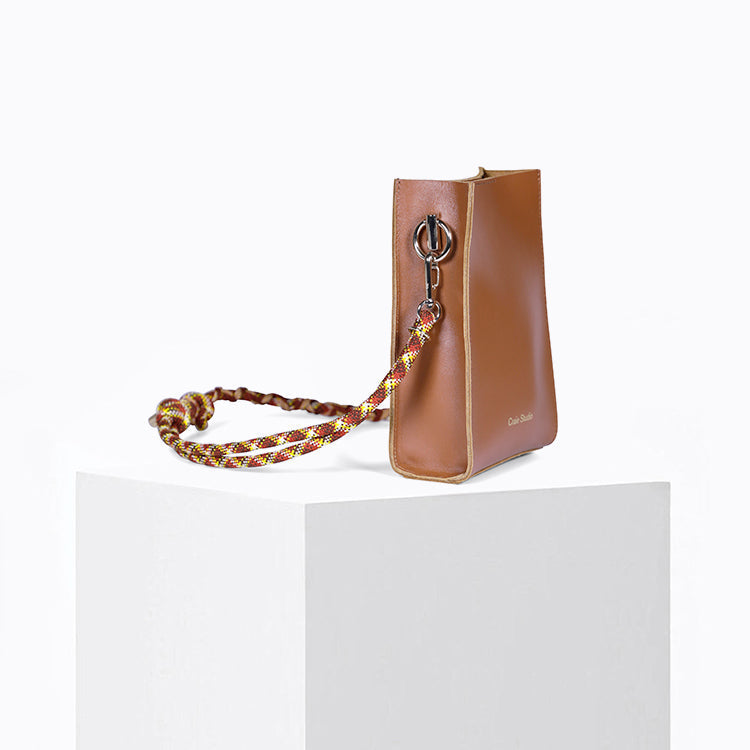 Sac à bandoulière en cuir certifié | beige "essence - tan"