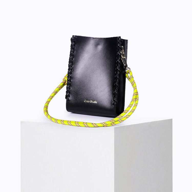 Sac à bandoulière en cuir certifié | noir "Essence stitch"