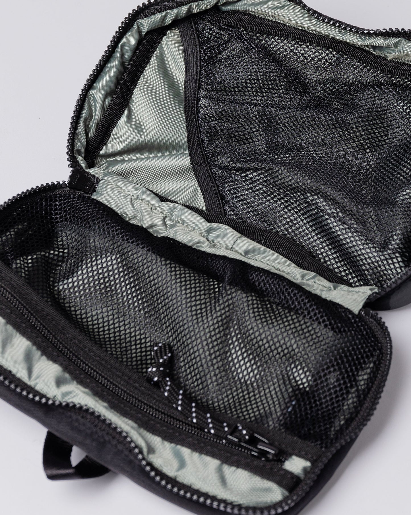 Trousse de toilette en nylon recyclé | noir "everyday washbag black"