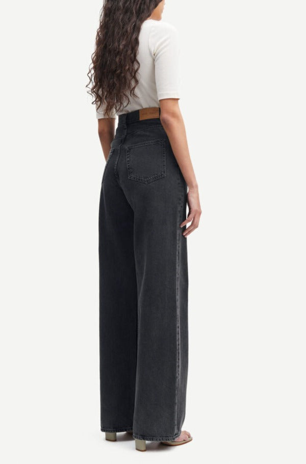 Jean ample noir délavé en coton bio et recyclé | rebecca jeans black dust