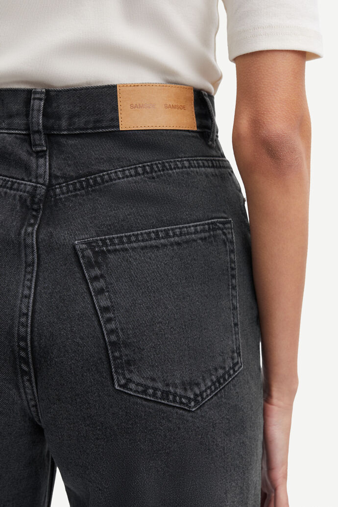 Jean ample noir délavé en coton bio et recyclé | rebecca jeans black dust