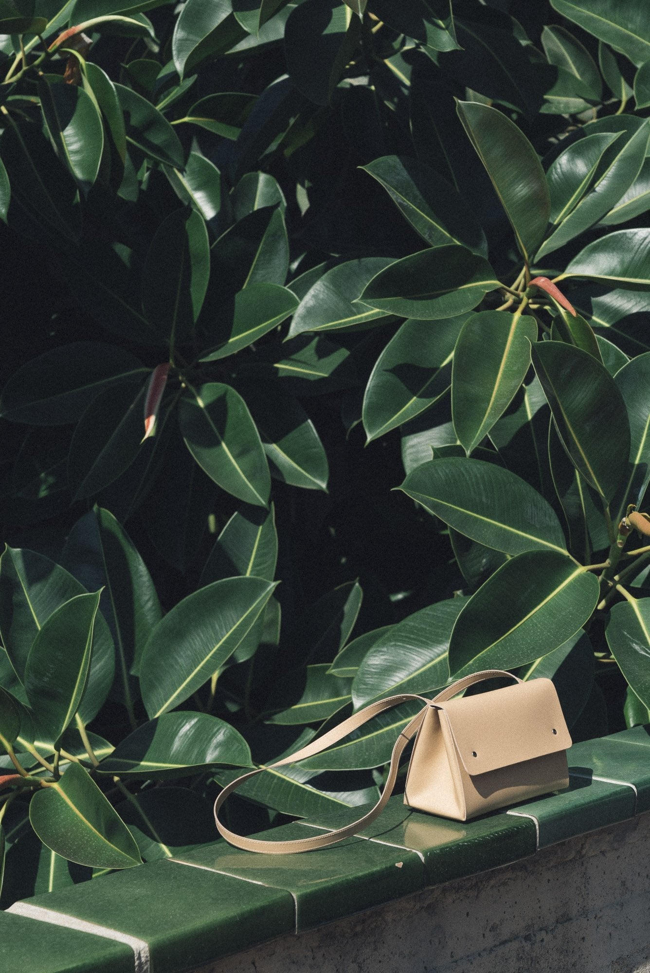 Sac beige en cuir recyclé - triangle bucket