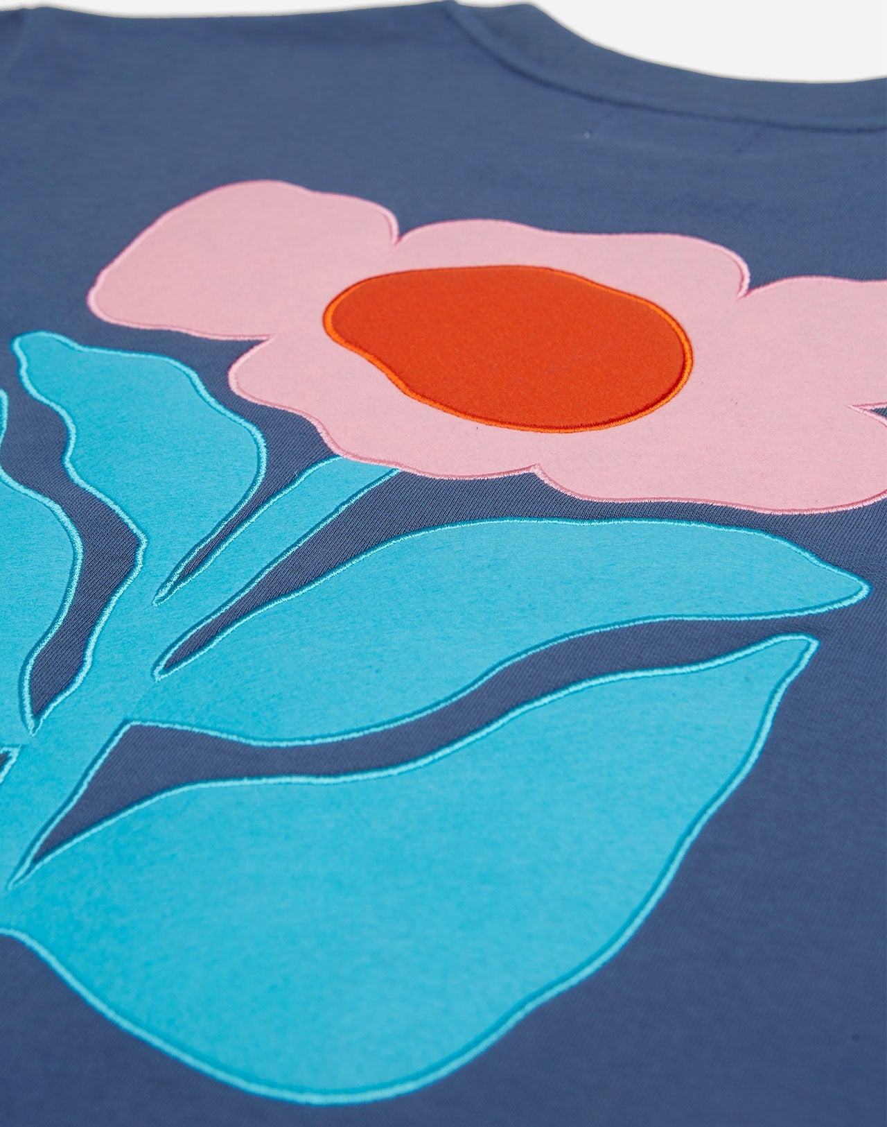 Sweat brodé en coton bio | bleu "floris cobalt blue"