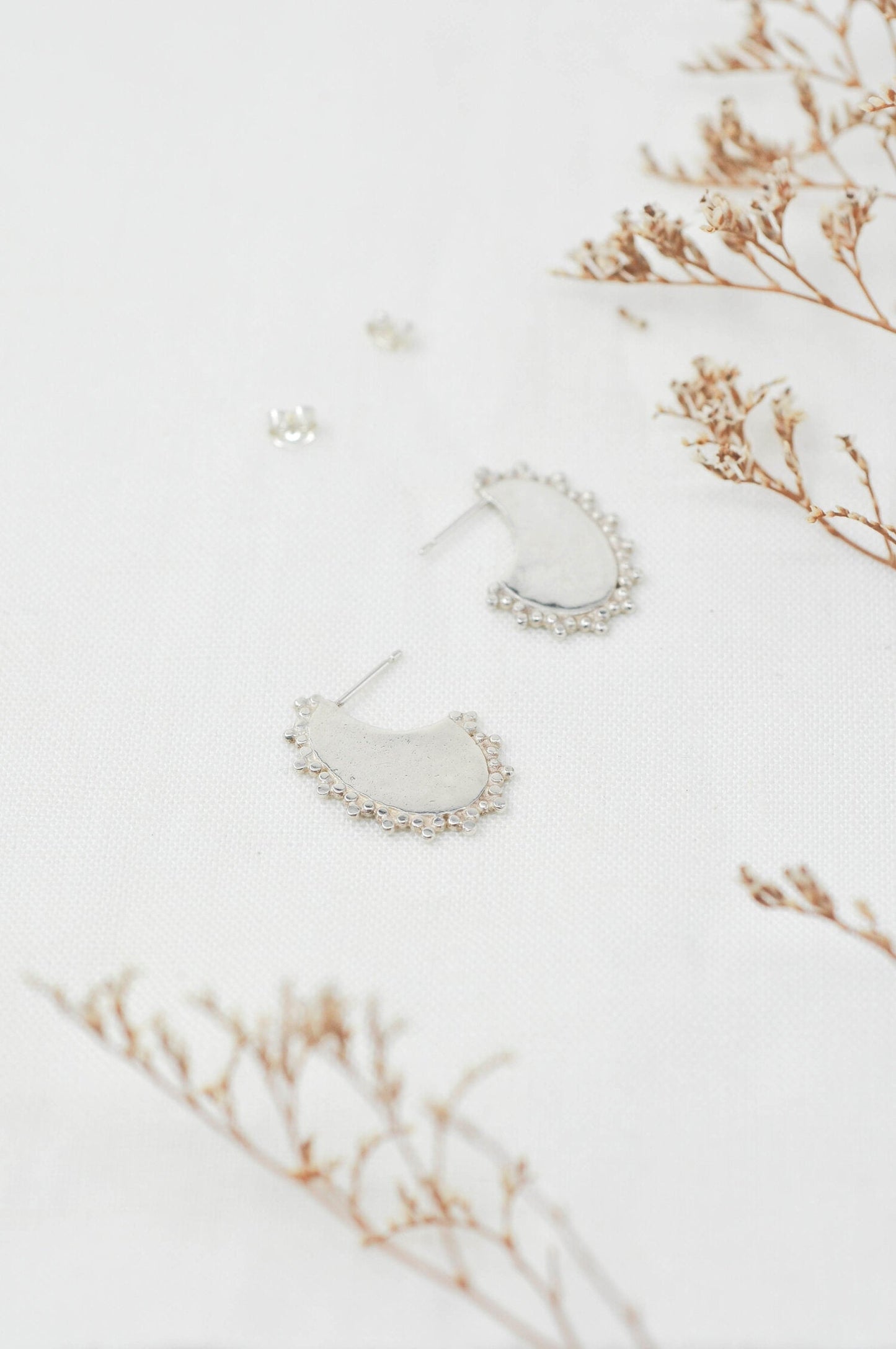 Boucles d'oreilles en argent recyclé - Filigree huggy earrings