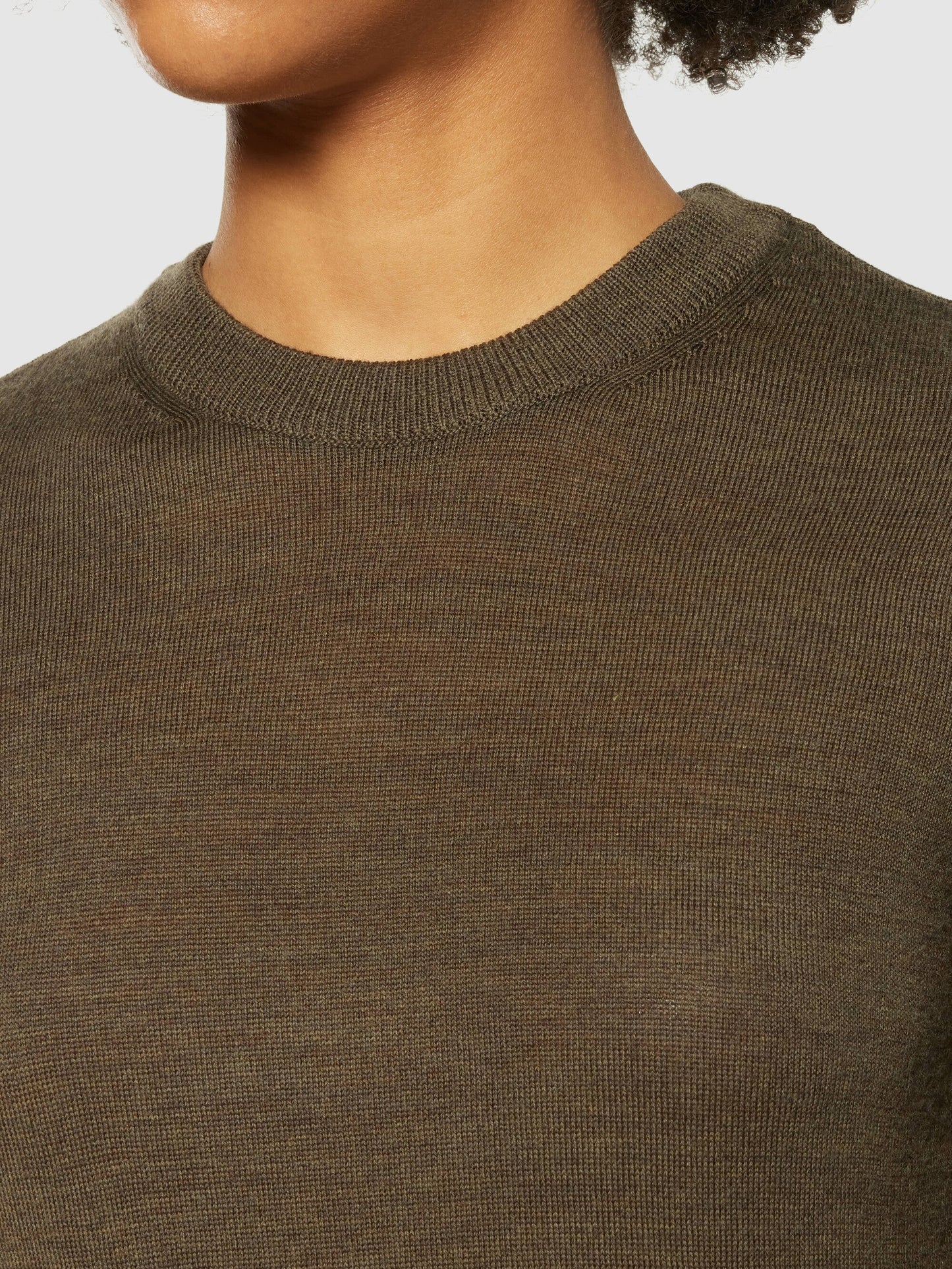 Pull léger en laine mérinos certifiée | kaki "fine merino crew neck dark olive"