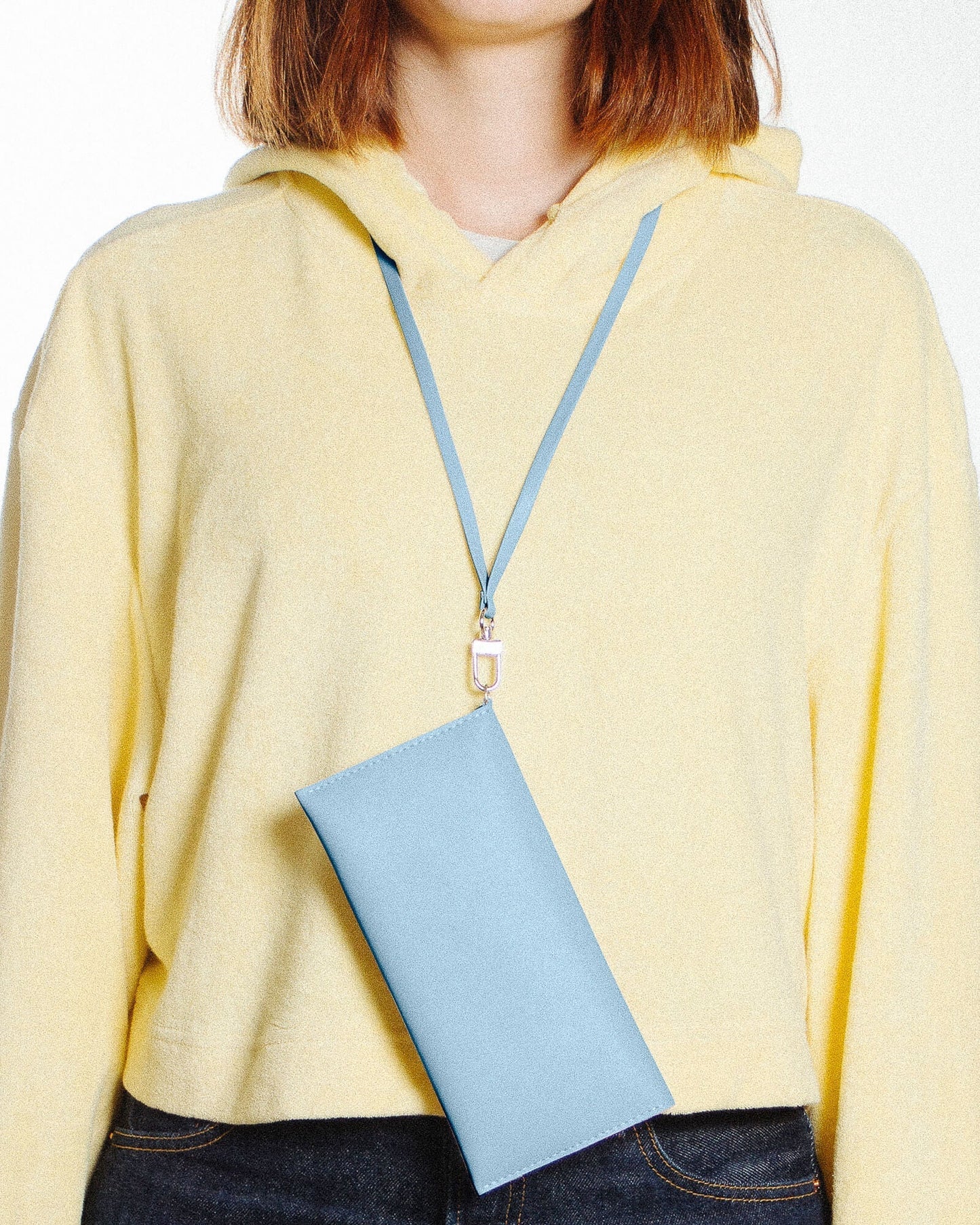 Portefeuille bleu ciel en matières recyclées - flat purse lightblue