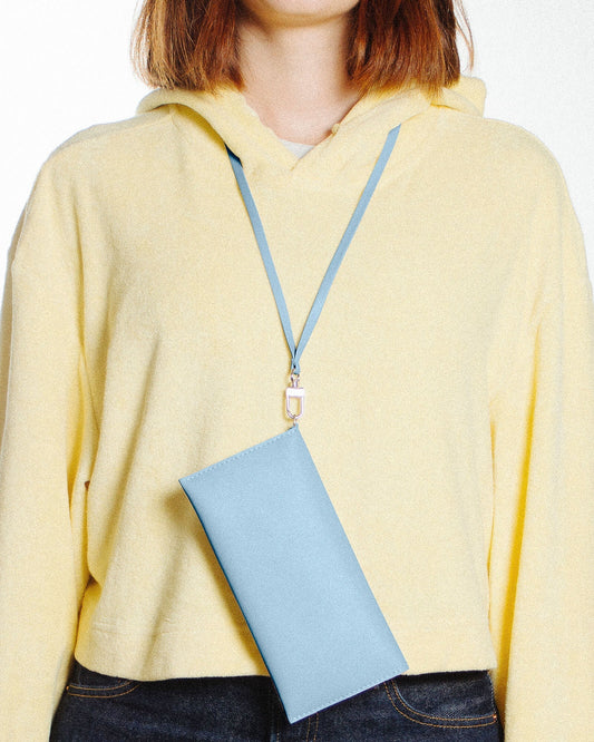 Portefeuille bleu ciel en matières recyclées - flat purse lightblue