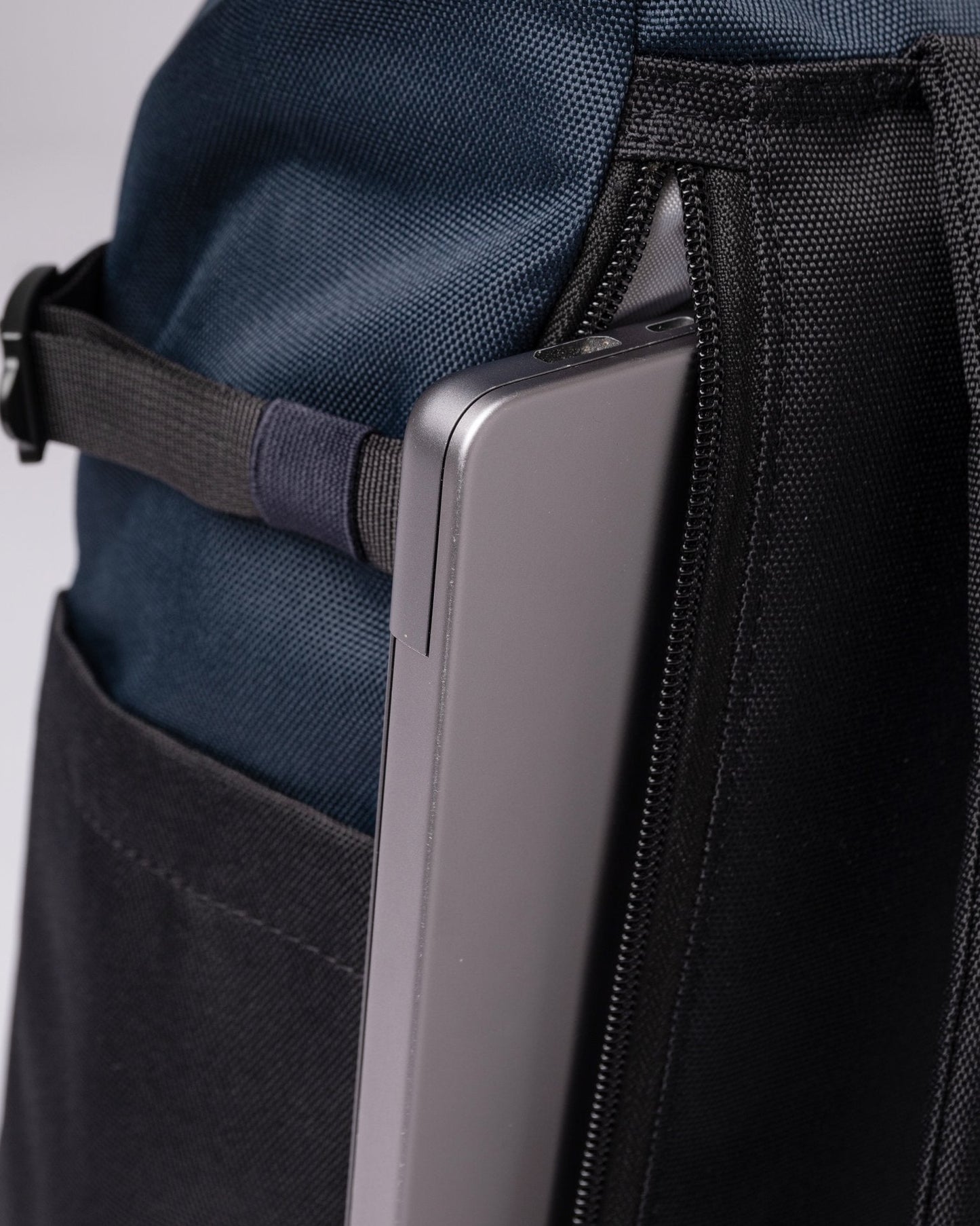 Sac à dos en matière recyclée | bleu et noir "ilon multi black navy"