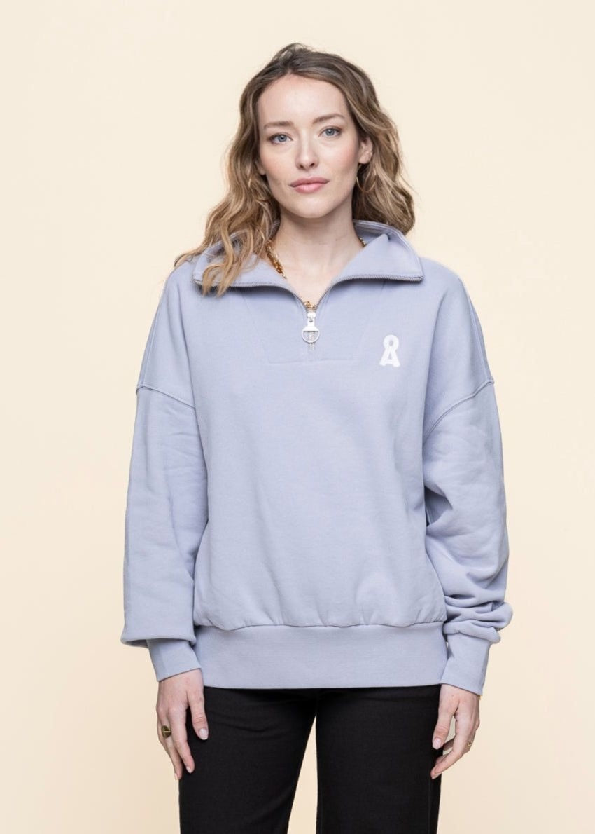 Sweat zippé en coton bio | bleu "tarmenaa iconic å - misty morning"