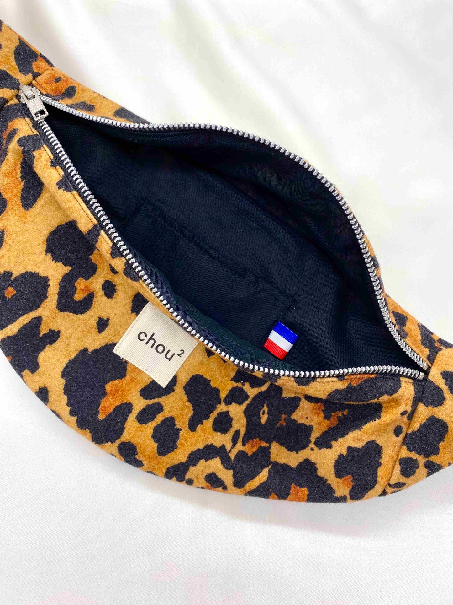 Banane made in France en laine upcyclée | Motif léopard "léopard lainé"