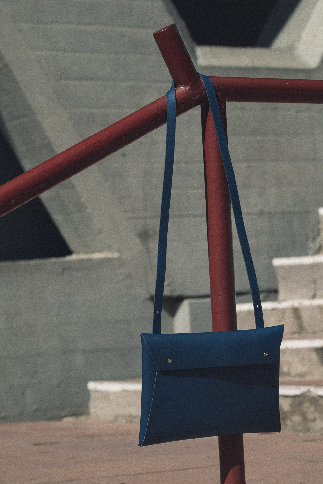 Sac pochette marine en cuir recyclé - Crossbody organizer