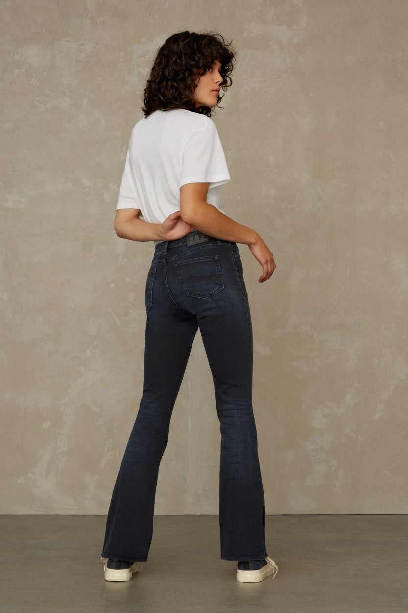 Jean flare bleu foncé en coton bio - marie