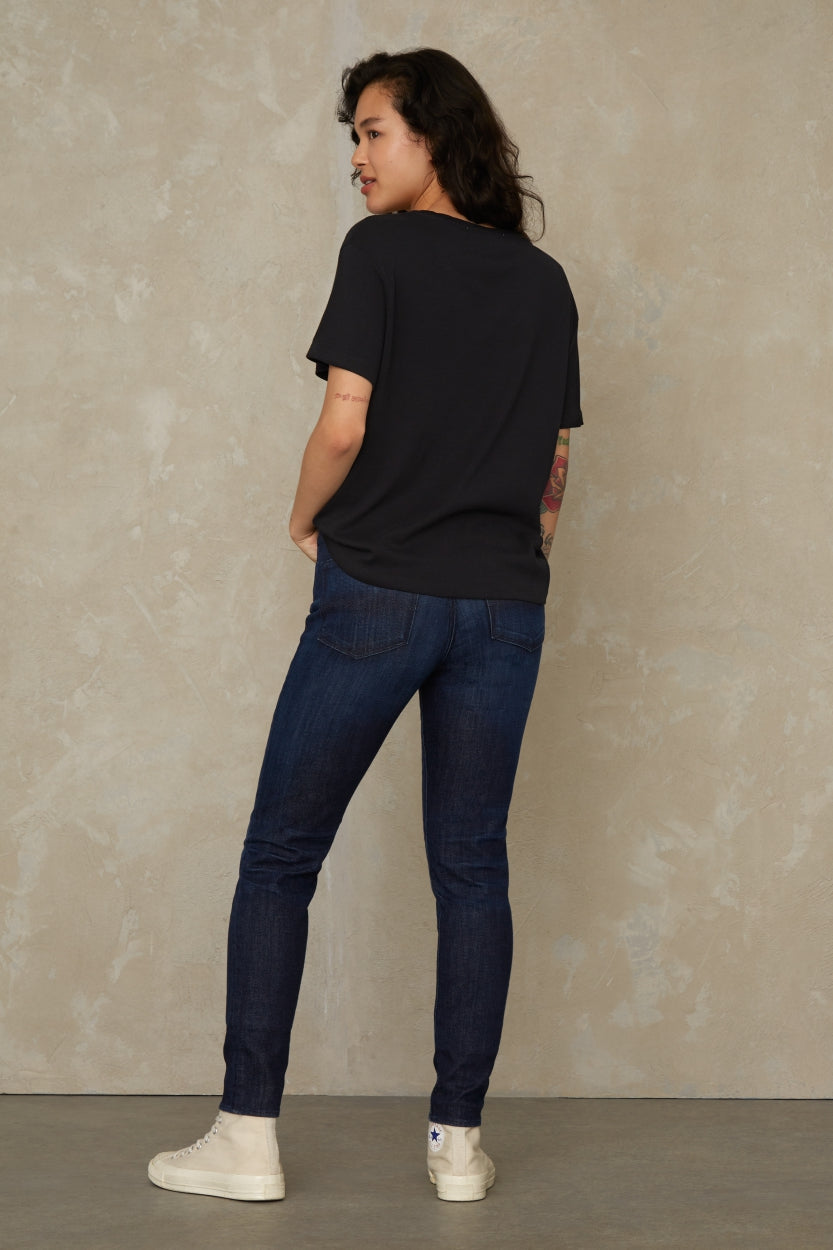 T-shirt col v ample en recyclé | noir "Amarissa"