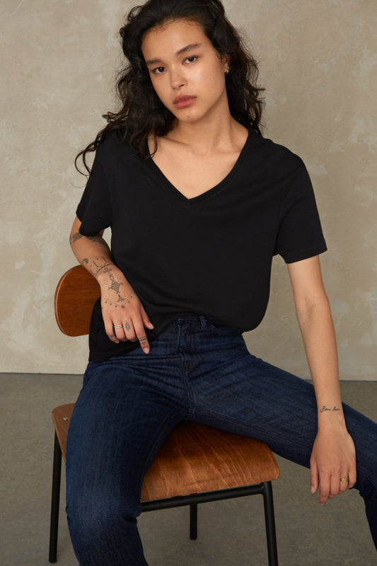 T-shirt col v ample en recyclé | noir "Amarissa"