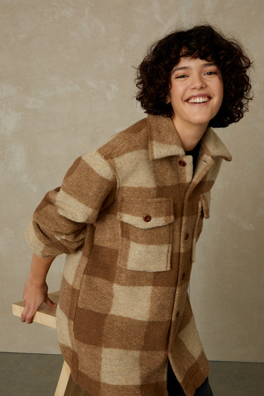 Veste à carreaux oversize en laine recyclée | beige et marron 'ariko caramel check'