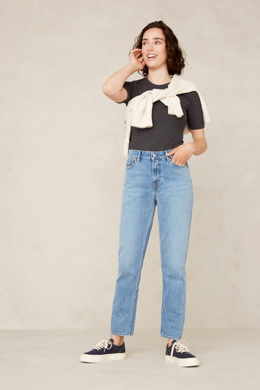 Jean mom en coton bio et recyclé | bleu délavé "caroline cropped sanibel light"