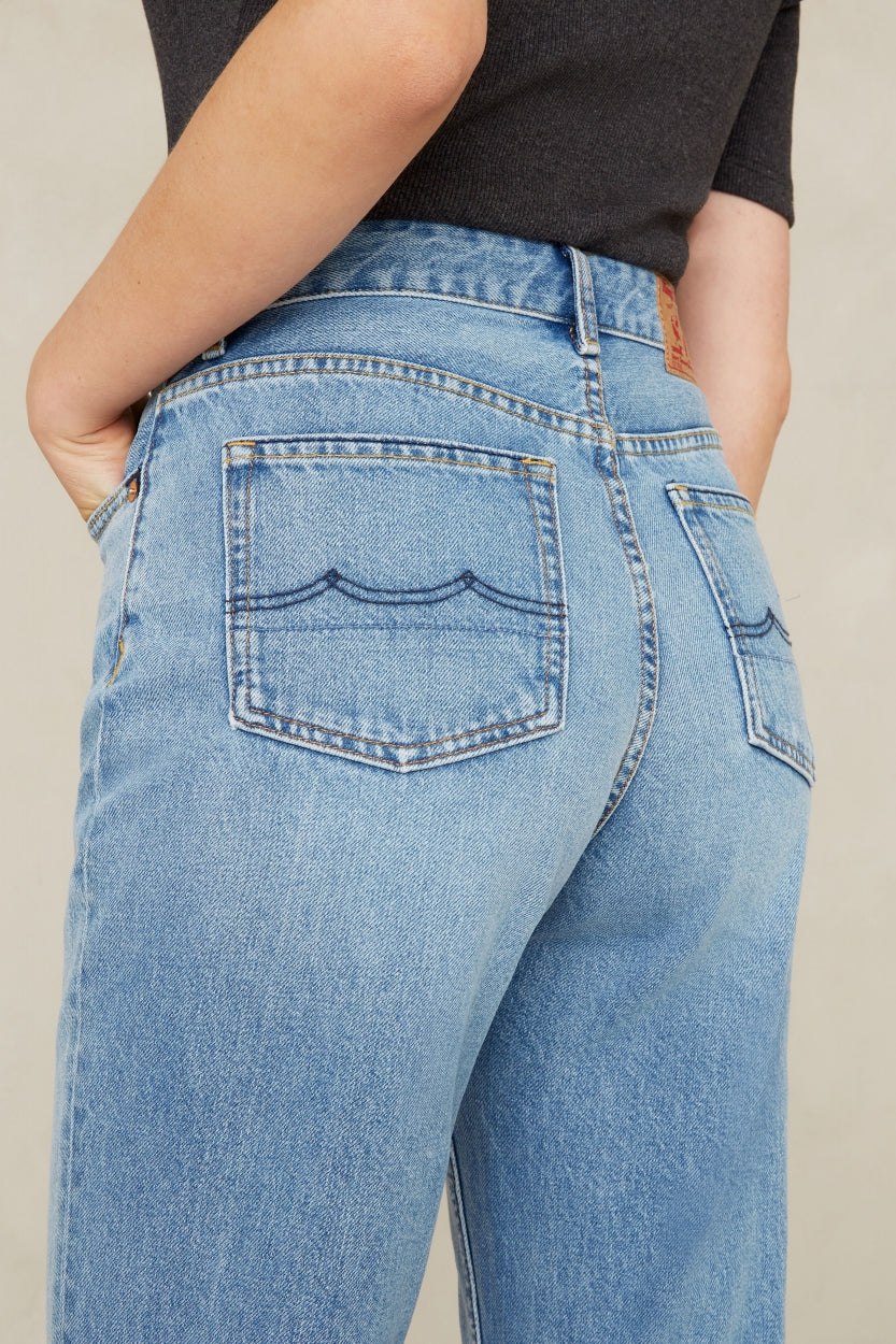 Jean mom en coton bio et recyclé | bleu délavé "caroline cropped sanibel light"