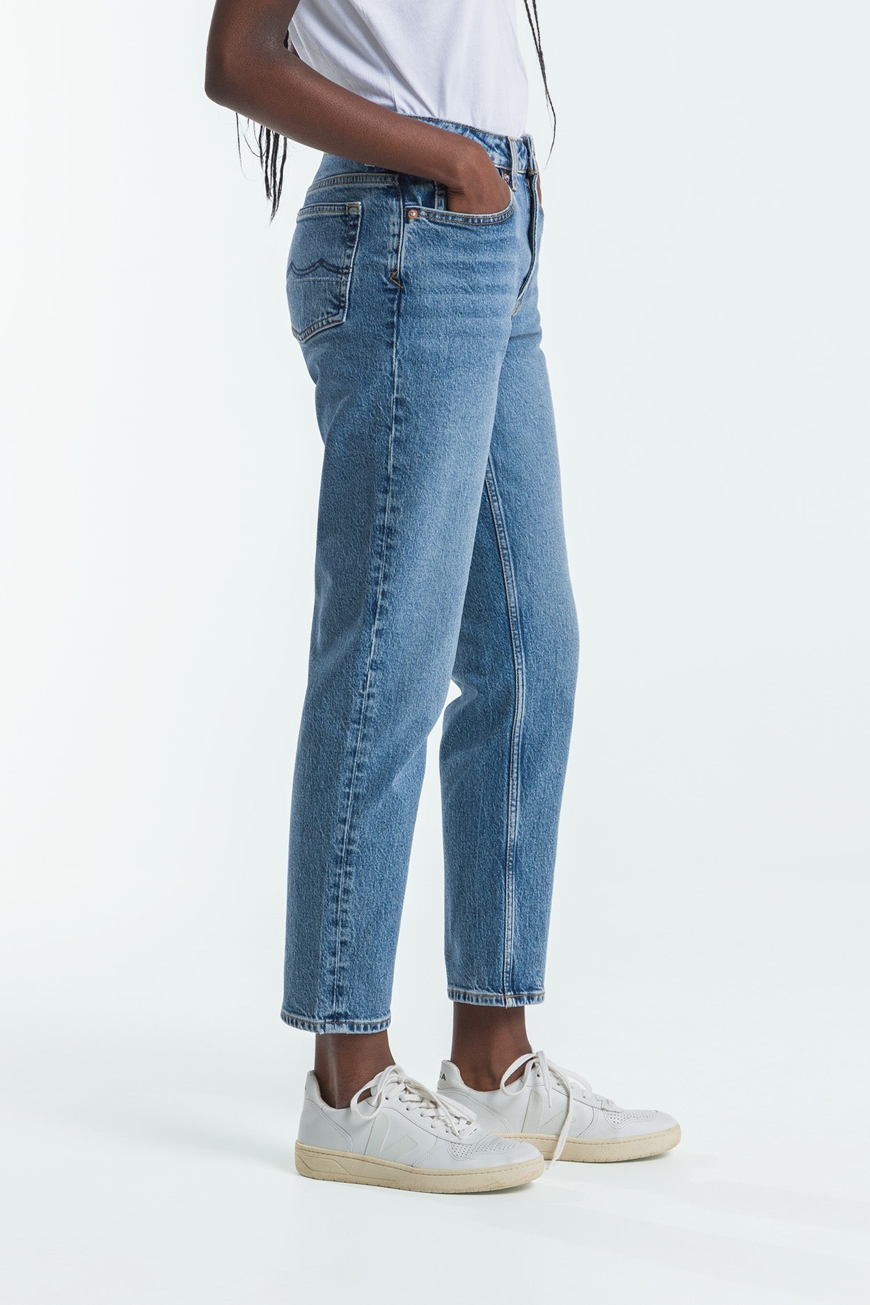 Jean mom en coton recyclé | bleu "caroline cropped stretch - eco xavier blue marble"