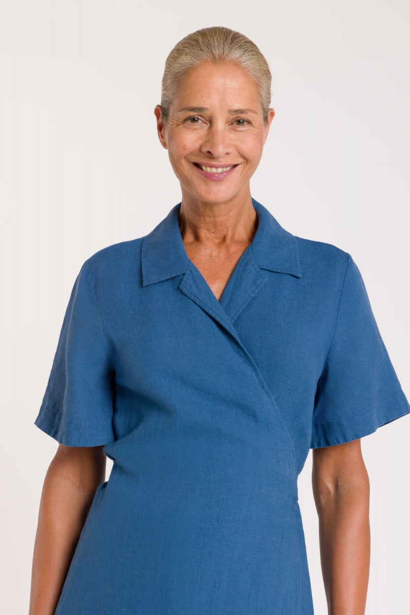 Robe portefeuille en lin | Bleu "thyra dark blue"