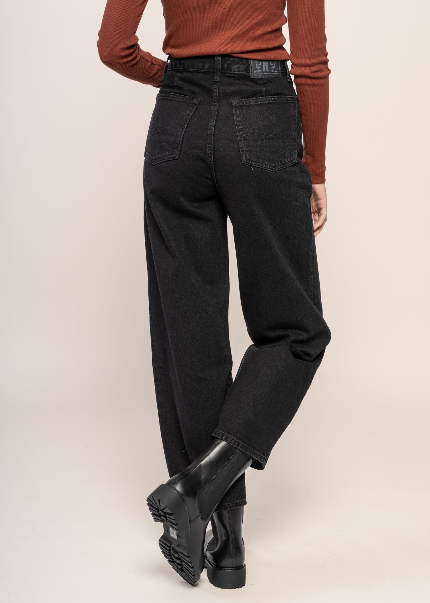 Jean ballon en coton recyclé | noir 'leila cropped - holo black used'