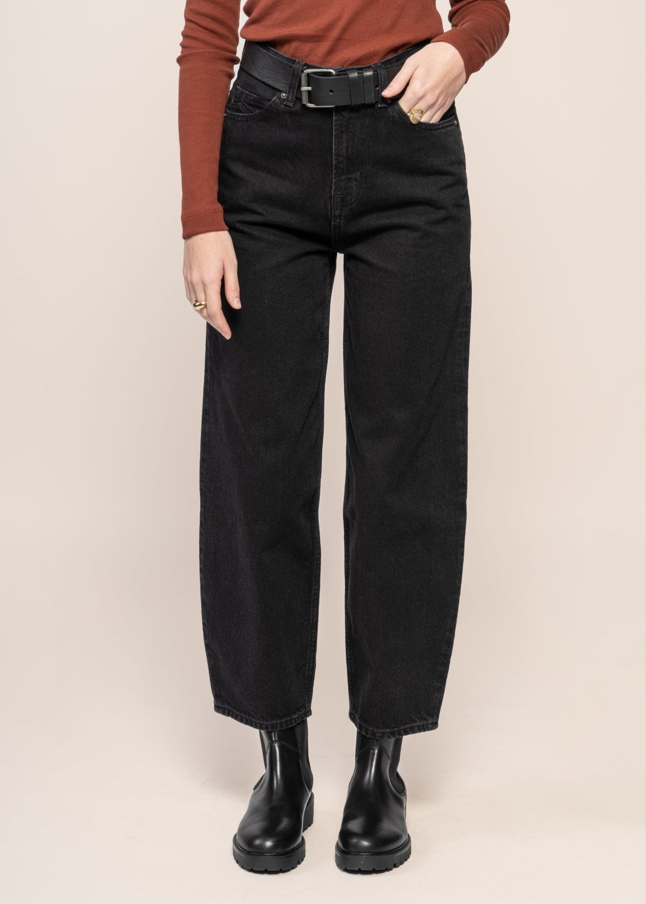Jean ballon en coton recyclé | noir 'leila cropped - holo black used'