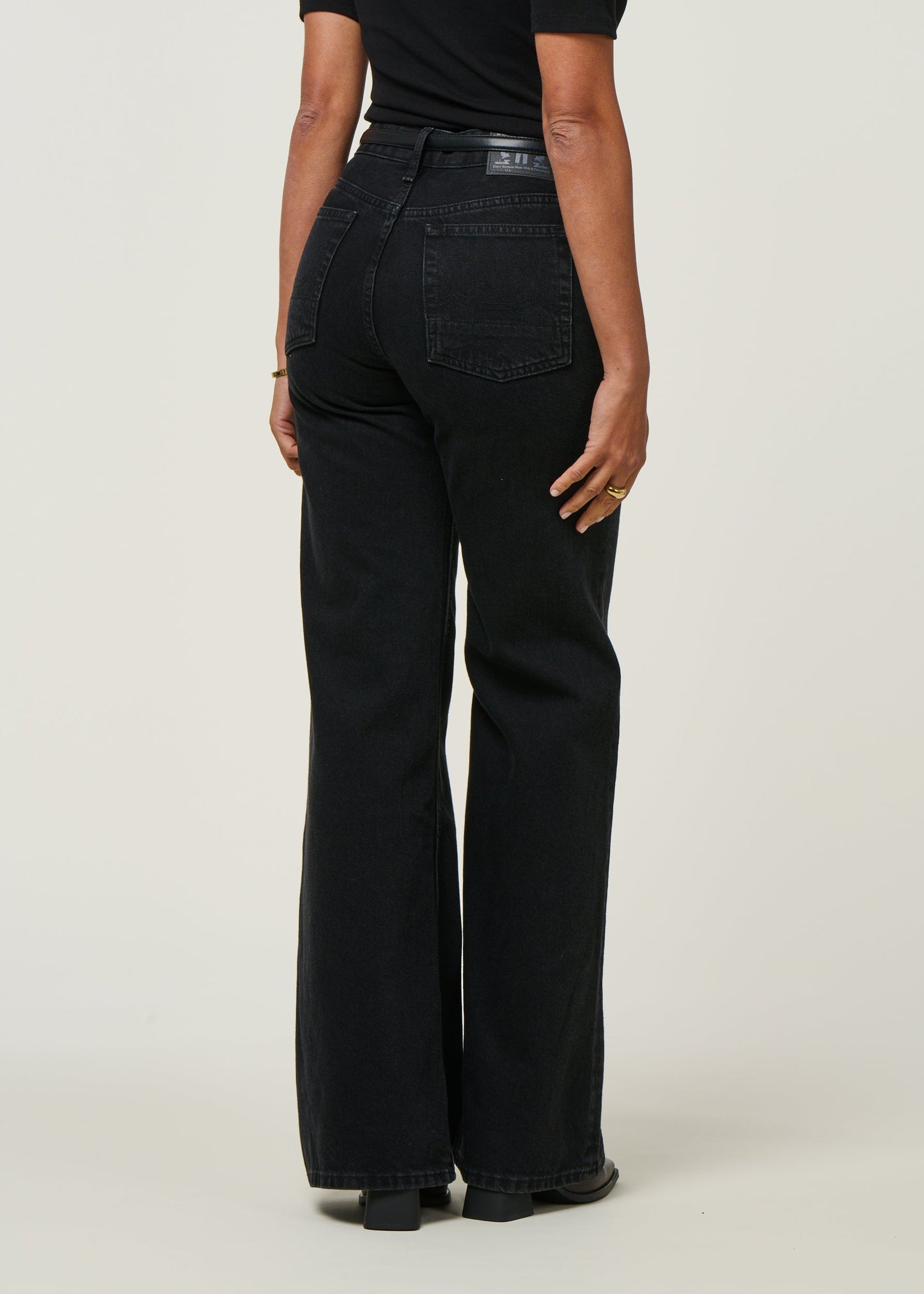 Jean évasé en coton bio et recyclé | noir "jane - holo black used"