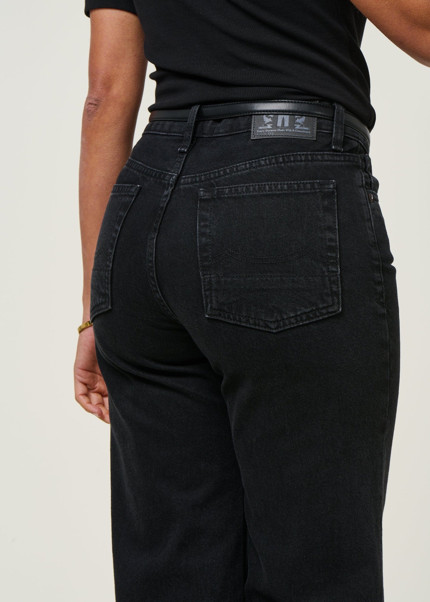 Jean évasé en coton bio et recyclé | noir "jane - holo black used"