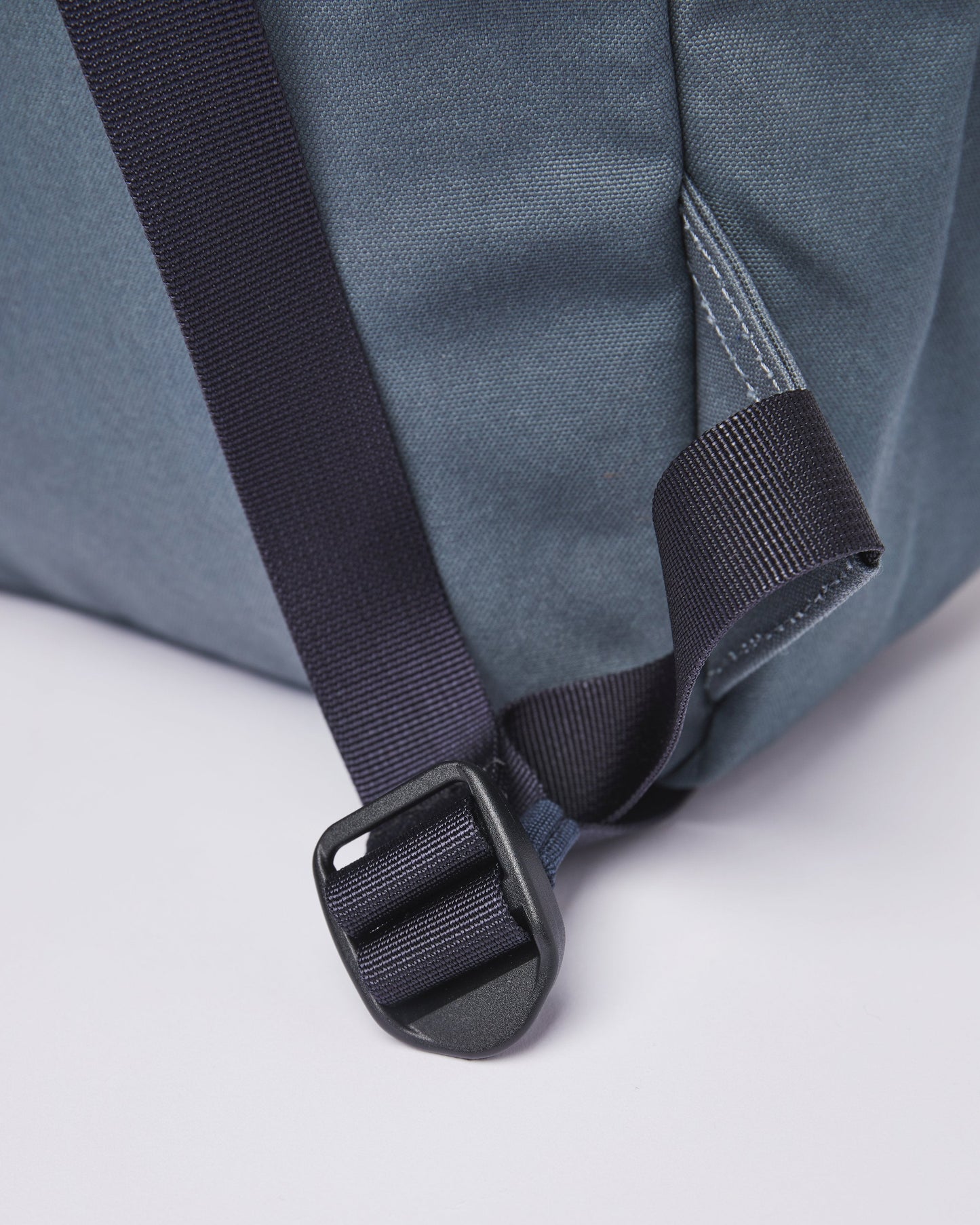 Sac à dos en coton bio et matière recyclée | Bleu "knut dark slate navy webbing"
