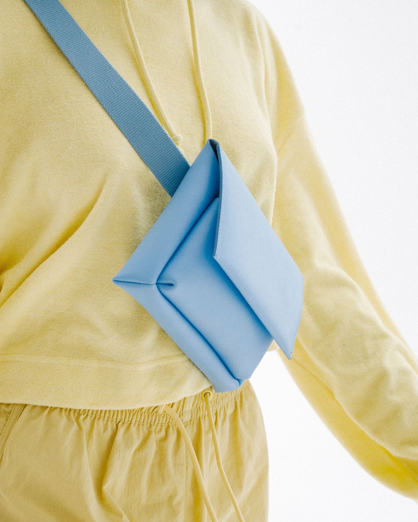 Banane bleu ciel en matières recyclées - kangaroo belt bag regular lightblue