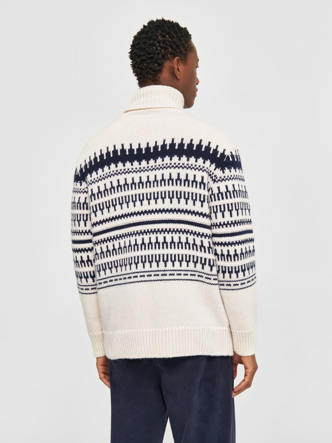 Pull col roulé en laine mérinos certifiée | Blanc "knitted pattern roll neck beige stripe"