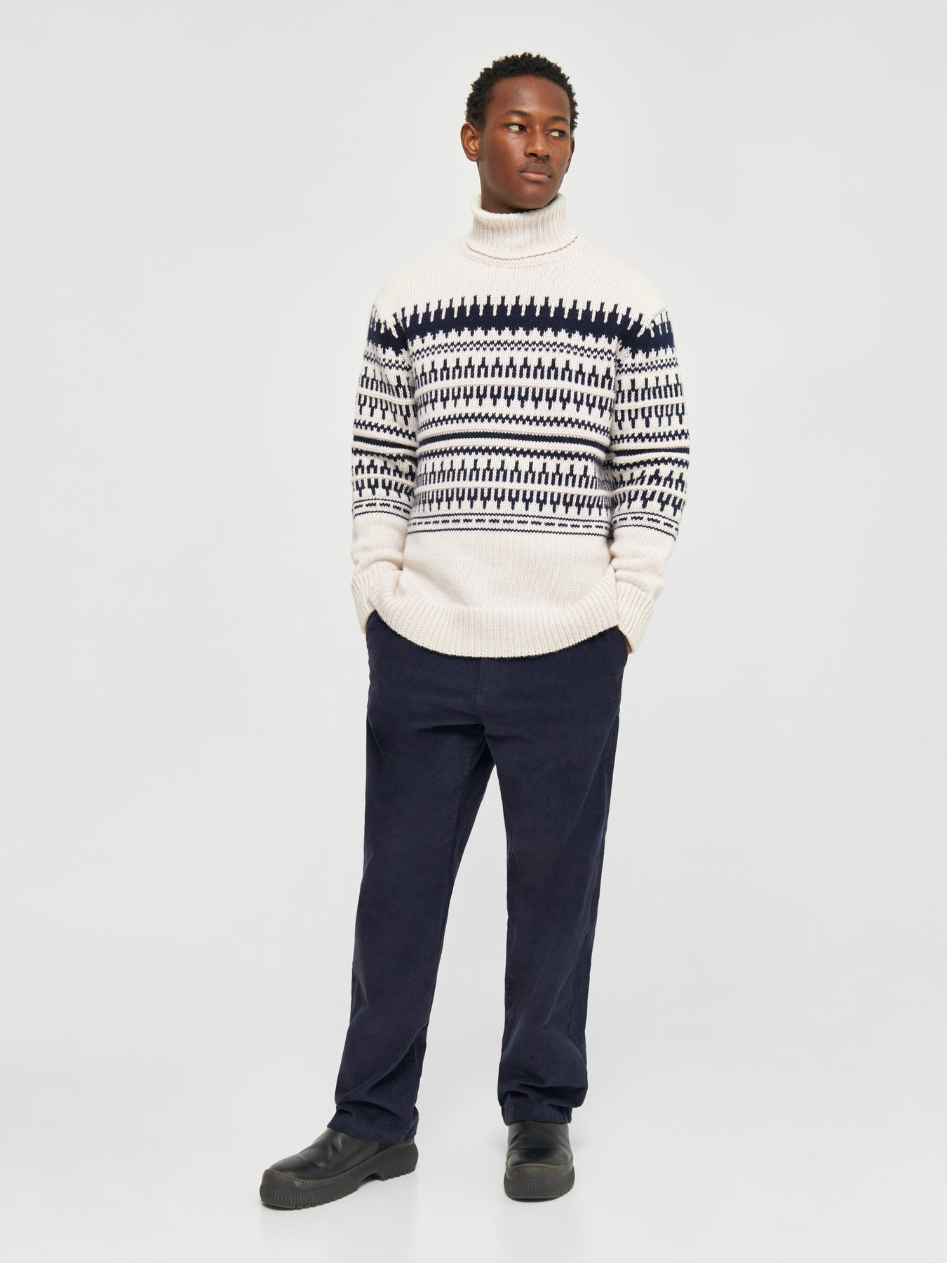 Pull col roulé en laine mérinos certifiée | Blanc "knitted pattern roll neck beige stripe"