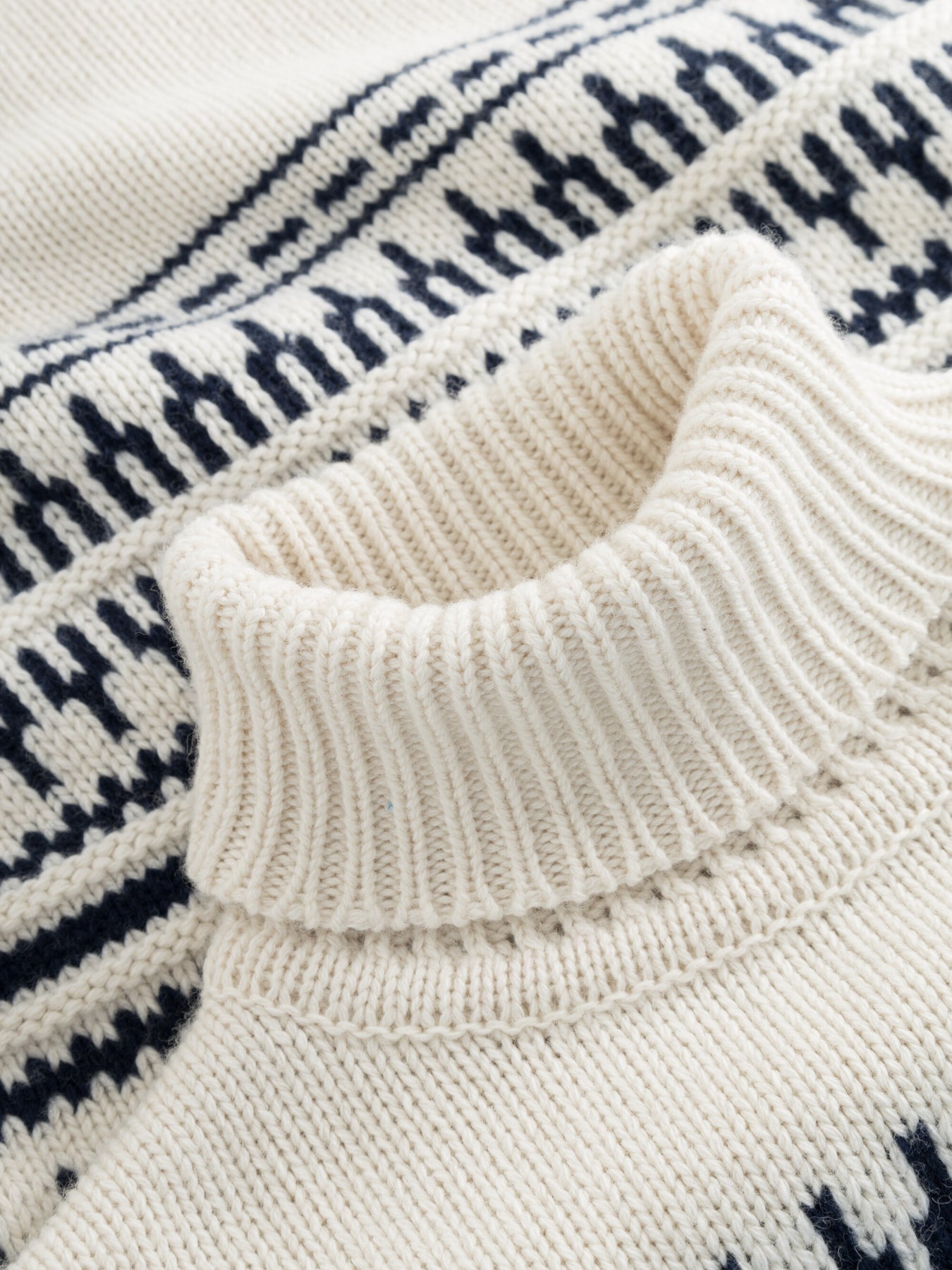Pull col roulé en laine mérinos certifiée | Blanc "knitted pattern roll neck beige stripe"