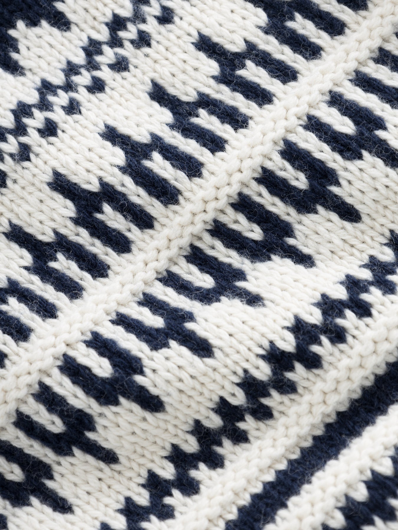 Pull col roulé en laine mérinos certifiée | Blanc "knitted pattern roll neck beige stripe"