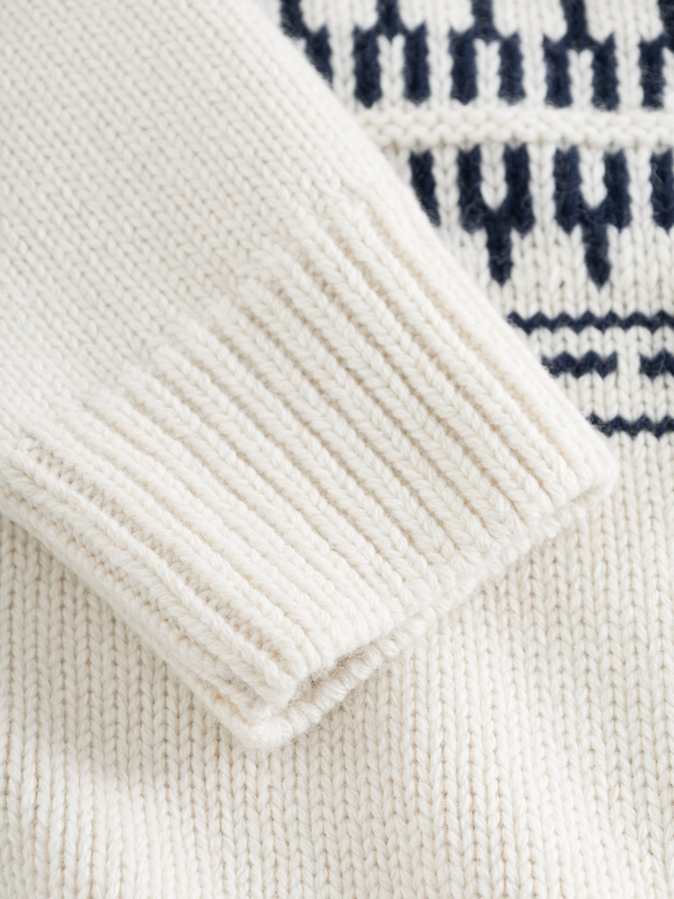 Pull col roulé en laine mérinos certifiée | Blanc "knitted pattern roll neck beige stripe"