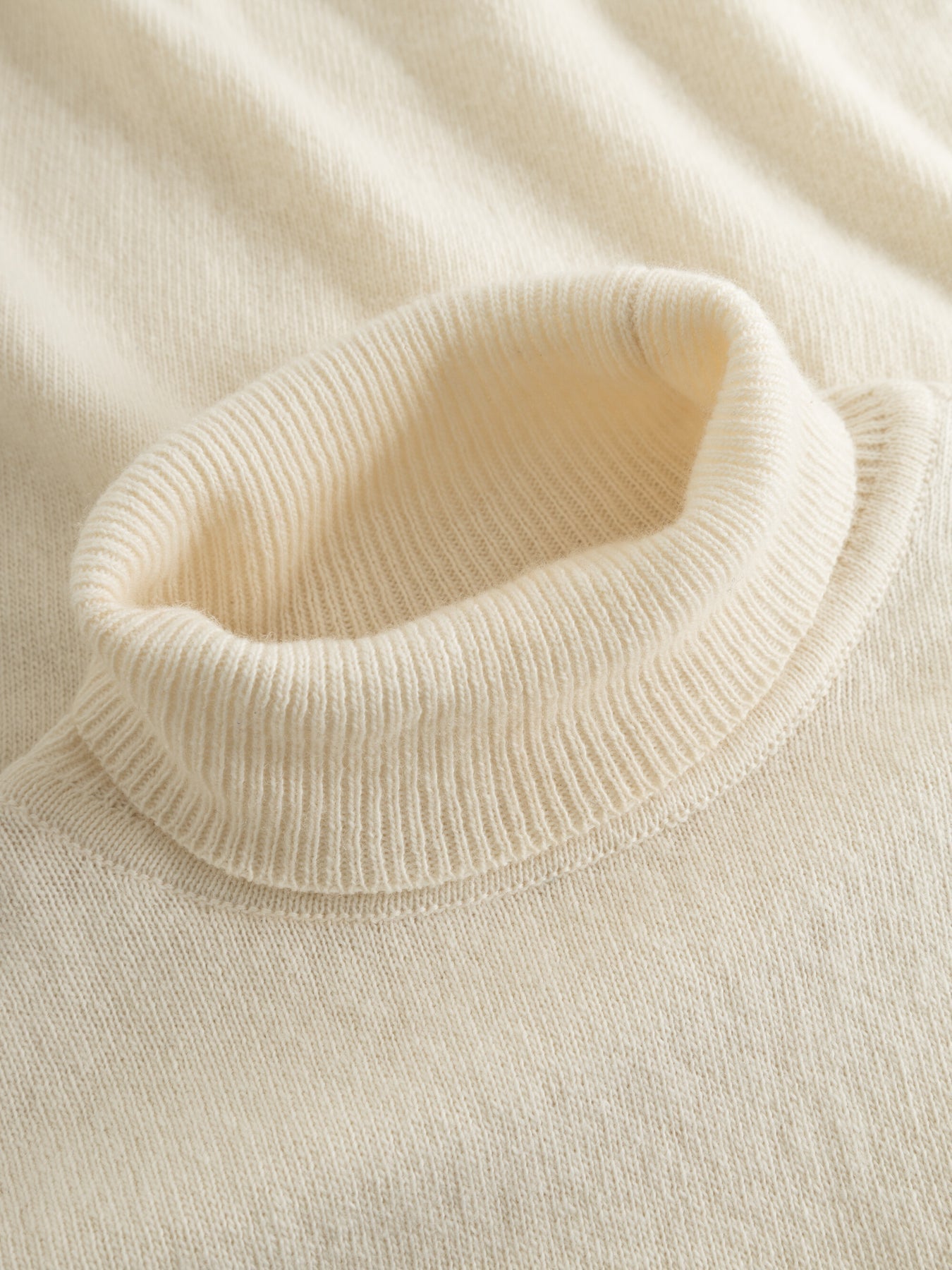 Pull col roulé en laine certifiée | Écru "lambswool roll neck buttercream"