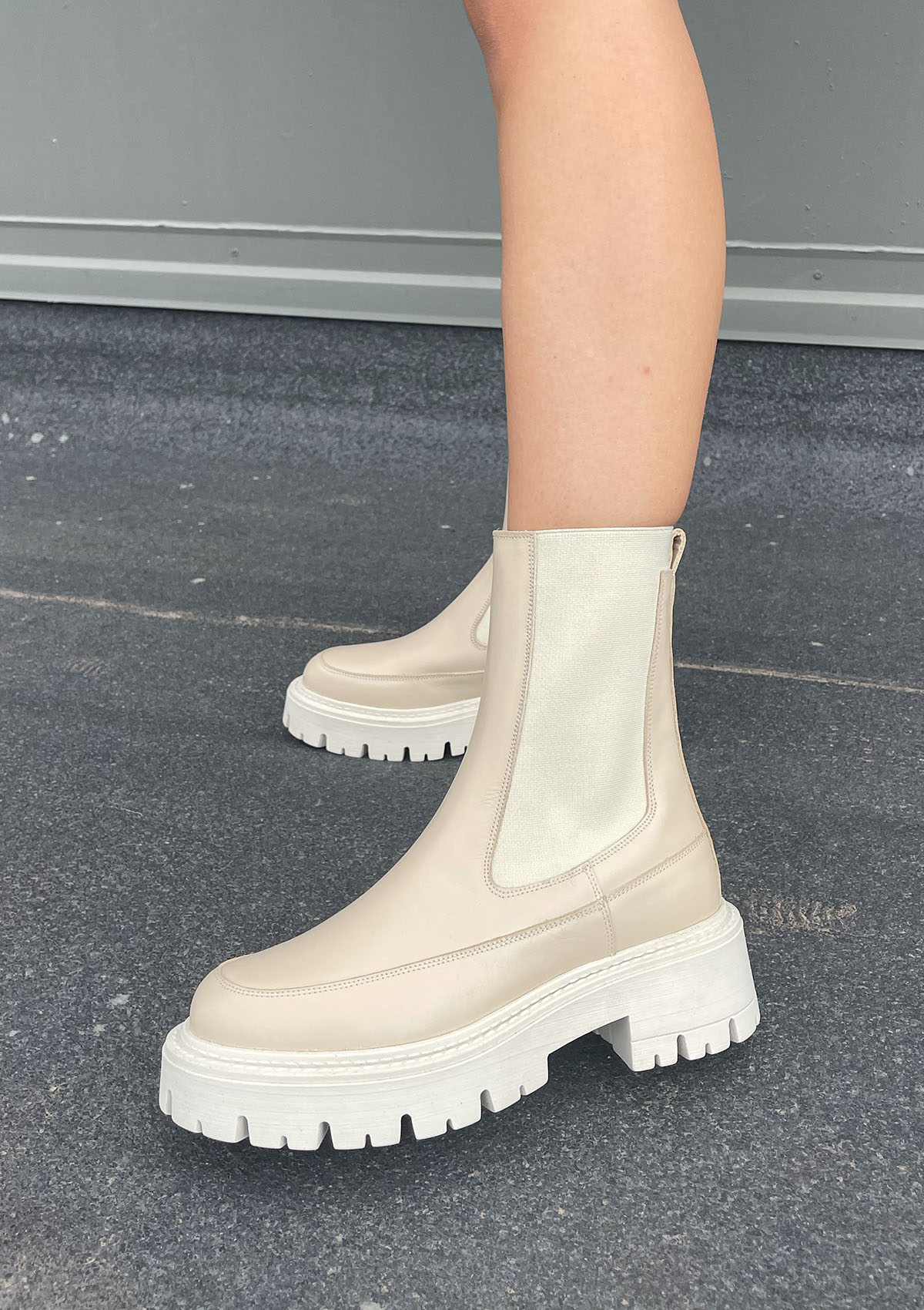 Bottines chelsea en cuir certifié | "le jour beige"