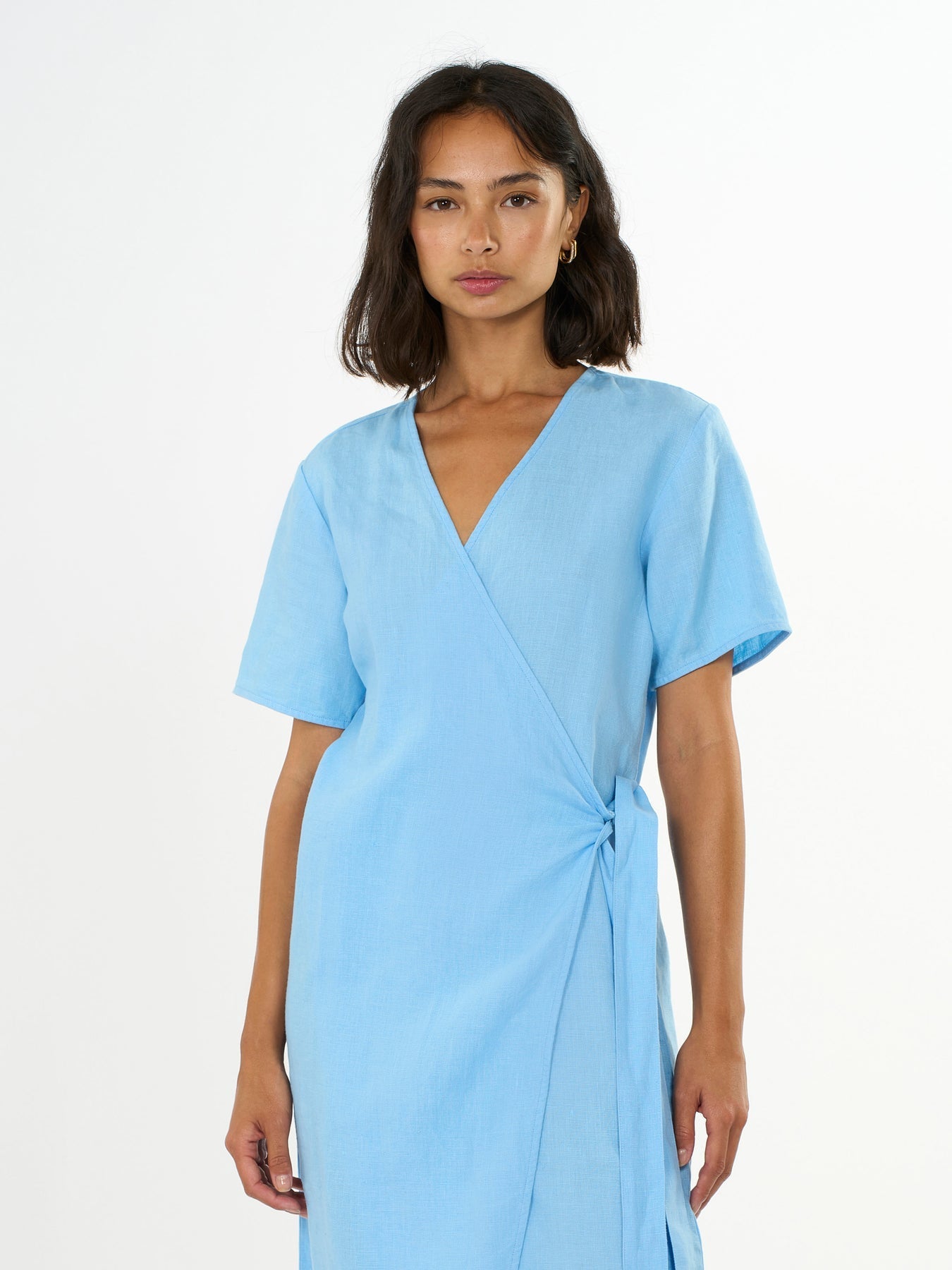 Robe portefeuille bleu clair en lin bio - linen wrap dress airy blue