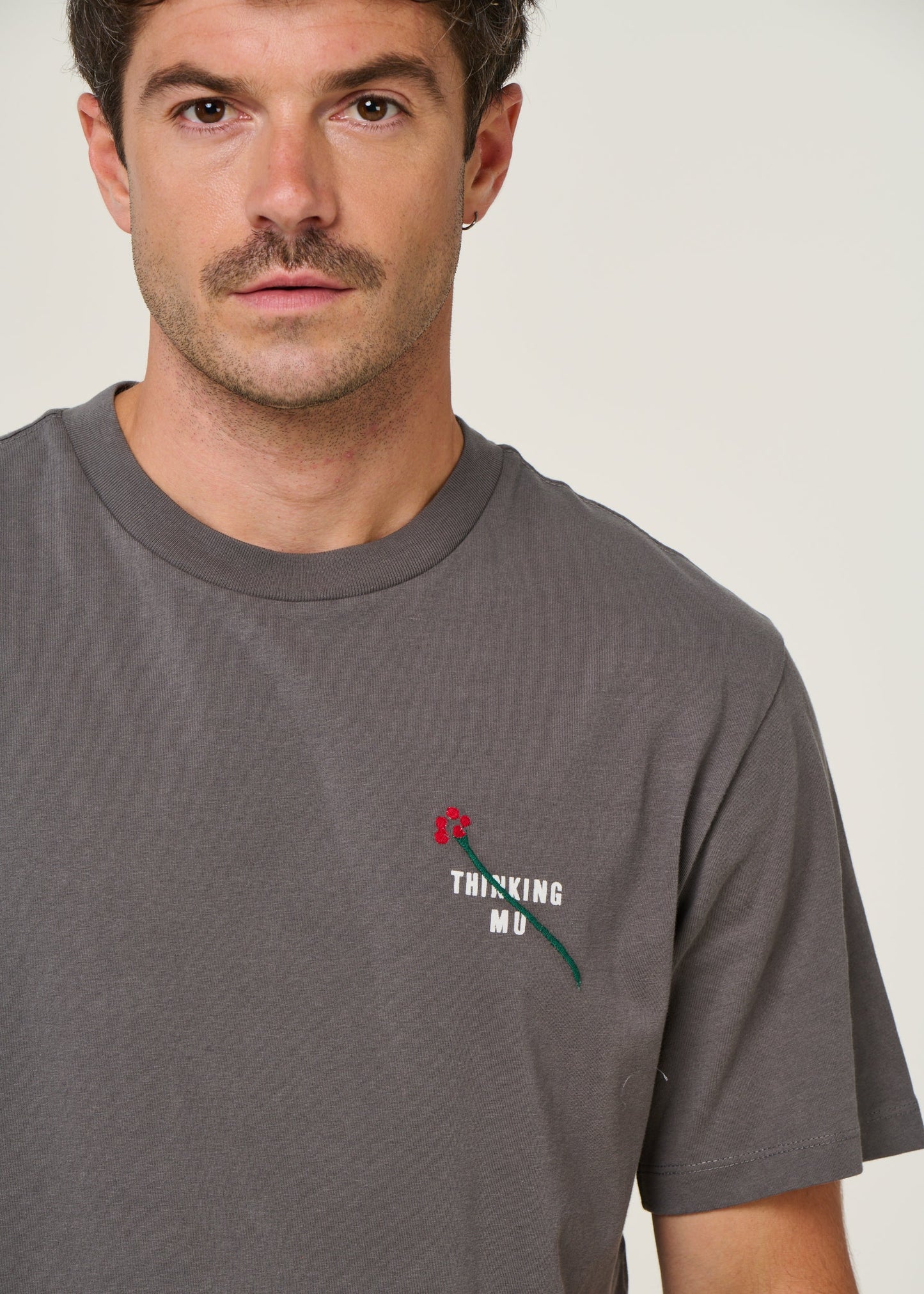 T-shirt en coton bio | gris "flower tm pavement zach tee - grey"