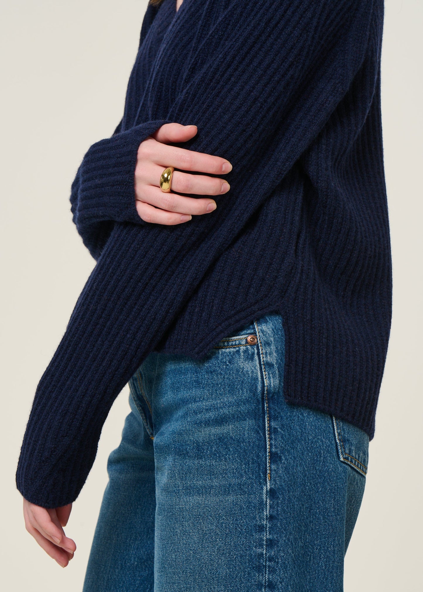 Pull col v en cachemire recyclé | bleu "manon - blu mora"