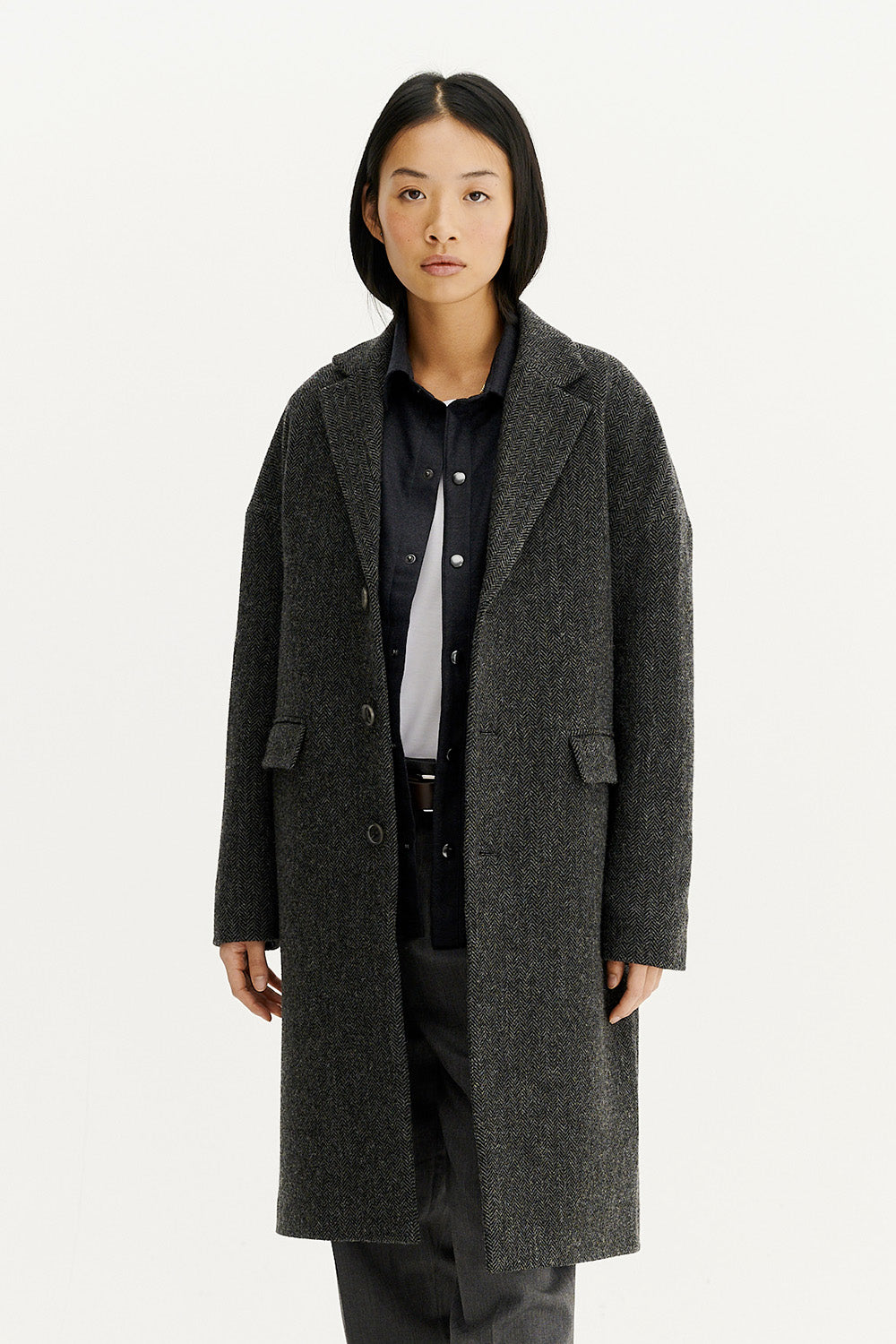 Manteau mi-long en laine bio recyclée | girs "genoa - anthracite herringbone"