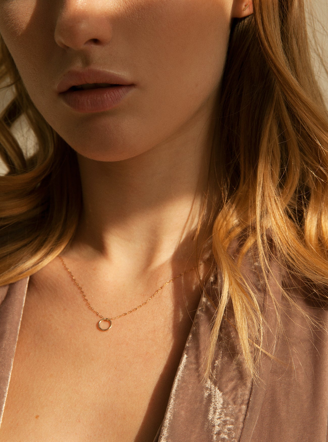 Collier en or recyclé 9ct - Gold Textured Circle Necklace