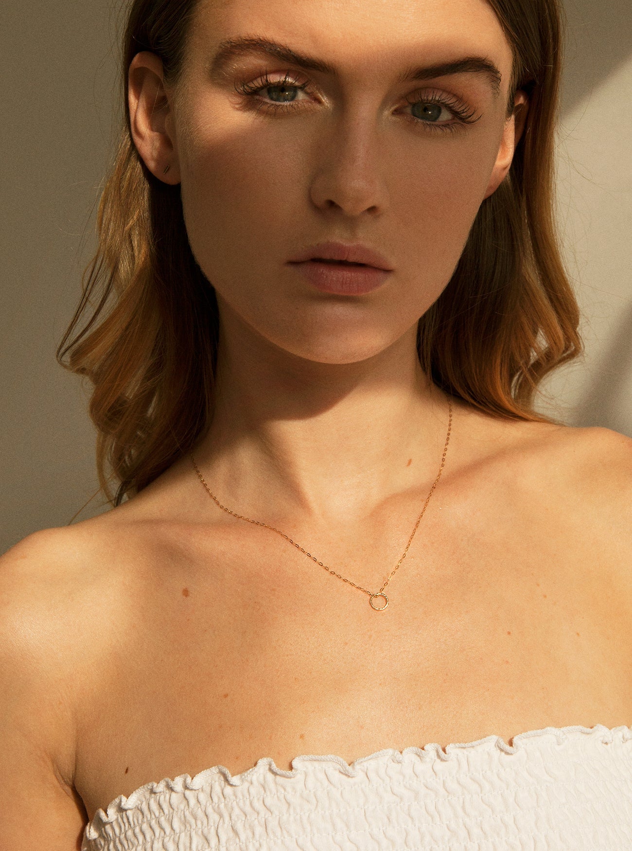 Collier en or recyclé 9ct - Gold Textured Circle Necklace