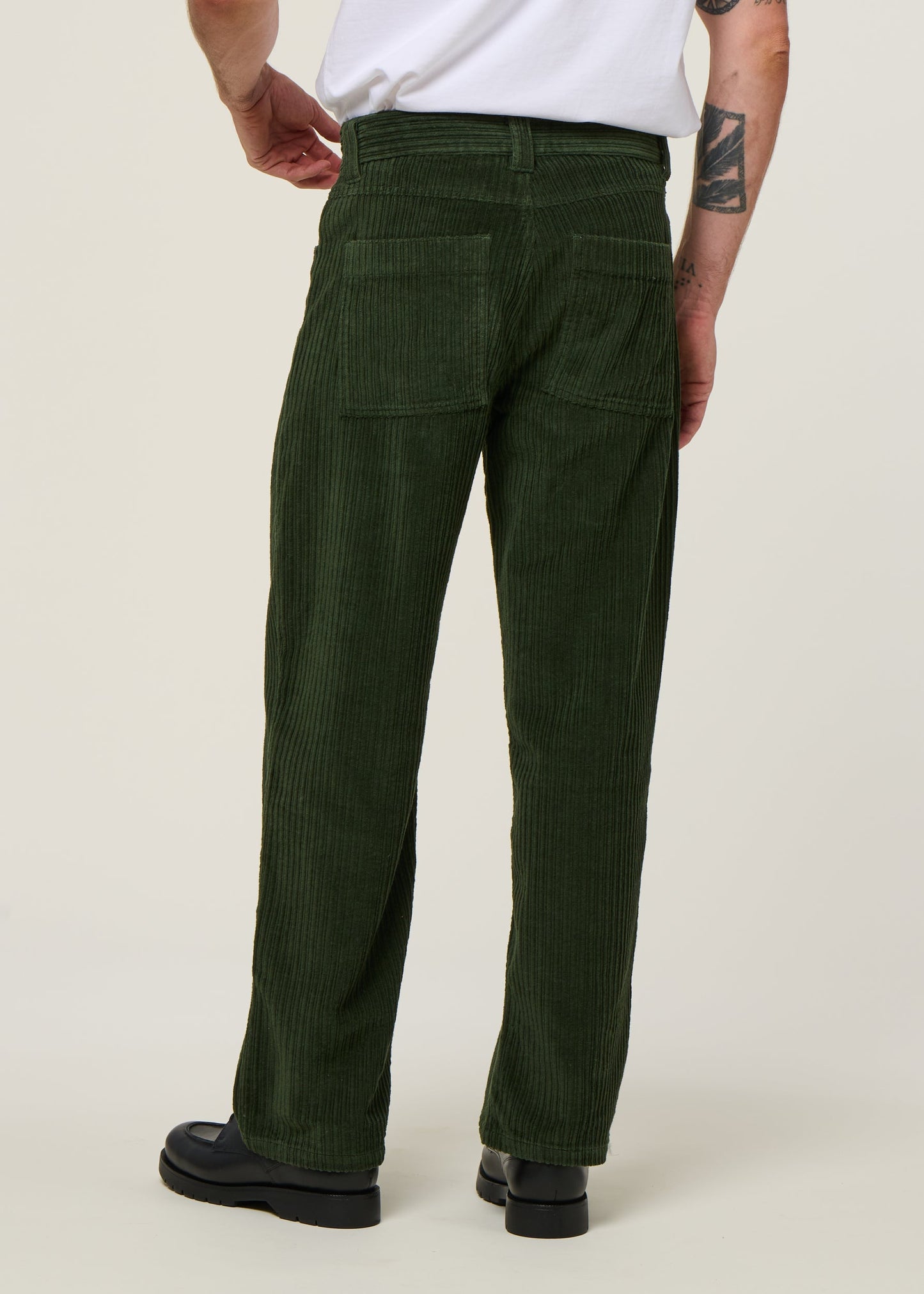 Pantalon droit velours en coton bio | vert "bottle green corduroy david pants - green"
