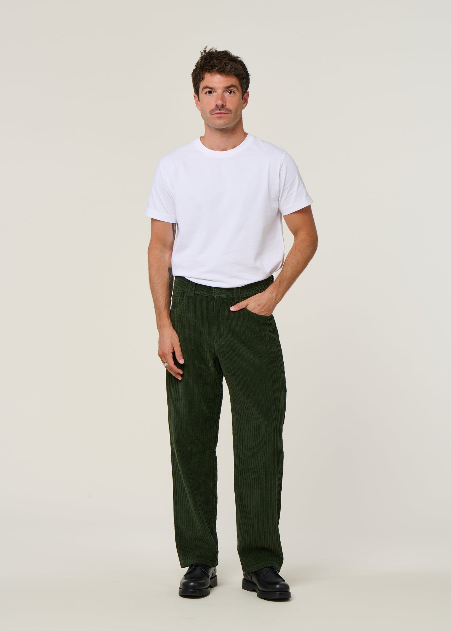 Pantalon droit velours en coton bio | vert "bottle green corduroy david pants - green"